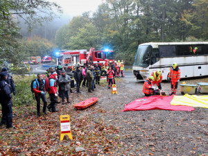 Záchranáři na Červenohorském sedle vyprošťovali školáky z autobusu. Naštěstí jen v rámci cvičení