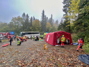 Záchranáři na Červenohorském sedle vyprošťovali školáky z autobusu. Naštěstí jen v rámci cvičení