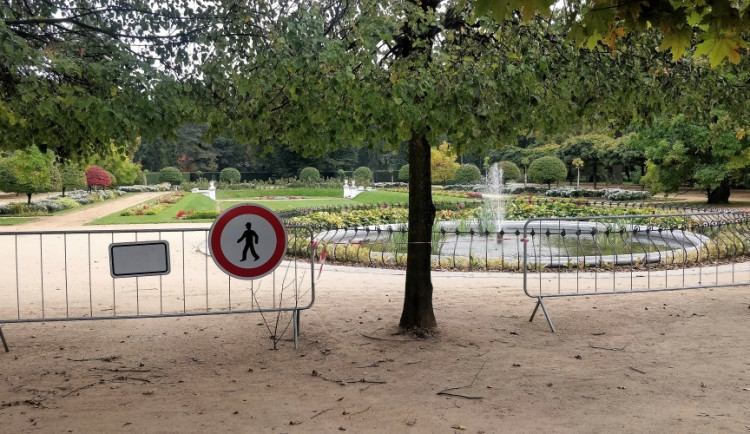 Zákazové značky v přerovském parku Michalov se u některých návštěvníků míjejí efektem