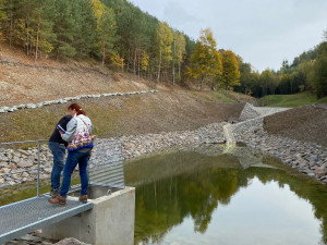 Vodoměrnou lať z nově vybudované nádrže u Stražiska někdo ukradl už za den