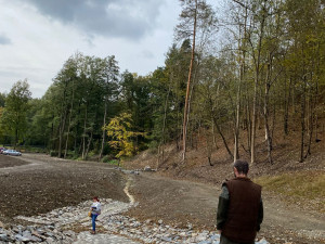 Vodoměrnou lať z nově vybudované nádrže u Stražiska někdo ukradl už za den