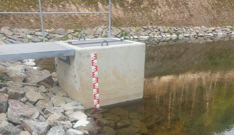 Vodoměrnou lať z nově vybudované nádrže u Stražiska někdo ukradl už za den