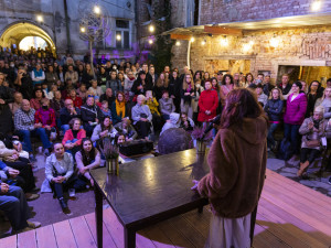 Beseda k příběhu Nitěnek v Olodvorku, na pódiu hlavní protagonistka dokumentu Eva Jurošková