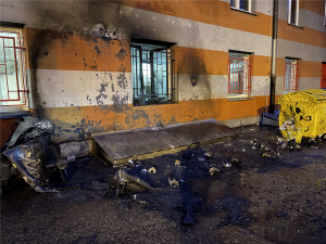 Požár kontejnerů poškodil o víkendu Hotelový dům v Olomouci. Škody jdou do desítek tisíc