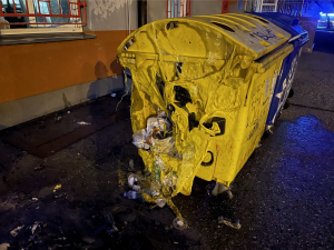 Požár kontejnerů poškodil o víkendu Hotelový dům v Olomouci. Škody jdou do desítek tisíc