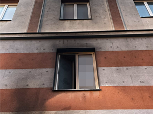 Požár kontejnerů poškodil o víkendu Hotelový dům v Olomouci. Škody jdou do desítek tisíc