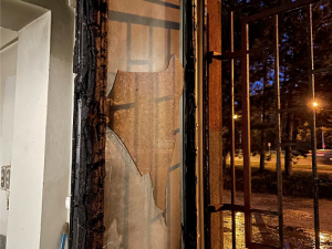 Požár kontejnerů poškodil o víkendu Hotelový dům v Olomouci. Škody jdou do desítek tisíc