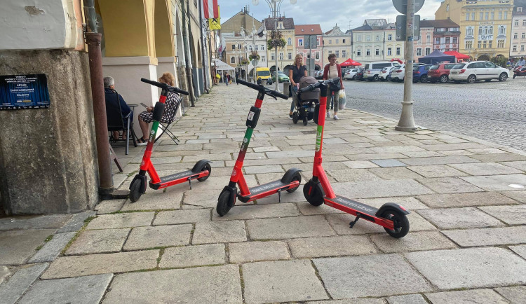 Parkovací zóny a maximální rychlost? Radní řešili podmíky pro využívání elektrokoloběžek