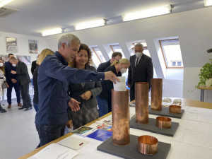 Tři nové měděné schránky zamíří na věž červeného kostela v Olomouci.