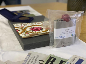 Tři nové měděné schránky zamíří na věž červeného kostela v Olomouci.