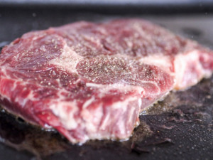 Vědci z Olomouce vyvinuli metodu, jak rychle odhalit pančované hovězí maso