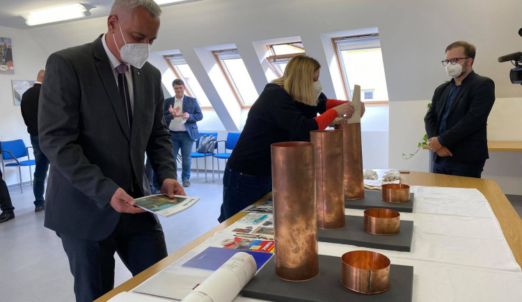 Schránky s archivními i novými předměty připravili pro uložení do makovice věže Červeného kostela zaměstnanci knihovny i hejtman Josef Suchánek (vlevo)