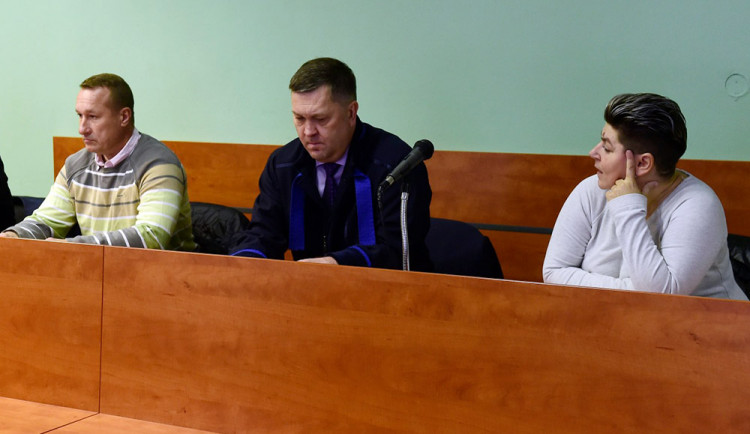 Manželé Pumprlovi u okresního soudu v Přerově v roce 2019, dnes rozsudek potvrdil krajský soud v Olomouci
