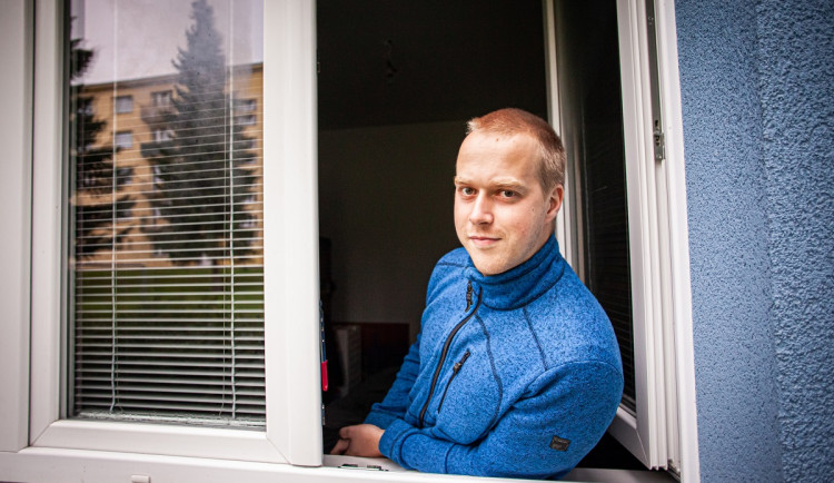 Díky práci u Policie získal obecní byt ve Zlatých Horách na Jesenicku. Mám výbornou a stabilní práci v krásném prostředí hor, říká mladý policista Radek Hlavsa