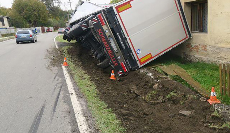 Nehoda nákladního automobilu v Širokém Brodě na Jesenicku