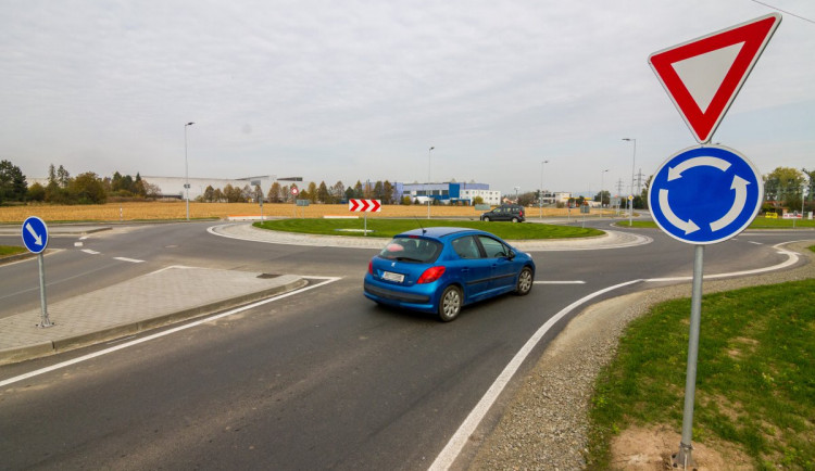 Nová okružní křižovatka v Mohelnici ulehčí dopravě na vytíženém obchvatu