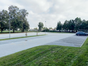 Přerovská nemocnice má konečně parkoviště. Vznikla stovka nových míst