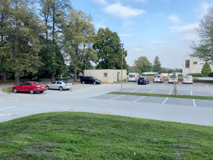 Přerovská nemocnice má konečně parkoviště. Vznikla stovka nových míst