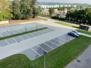 Přerovská nemocnice má konečně parkoviště. Vznikla stovka nových míst