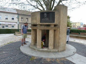 Lípa před prostějovským divadlem chřadne. Nyní dostala injekci živin