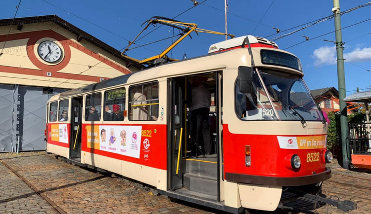 Do pražských ulic vyjela tramvaj šířící osvětu o mozkové mrtvici