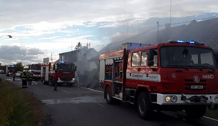 Plameny pohltily střechu domu ve Štěpánově. S požárem bojovalo devět jednotek hasičů