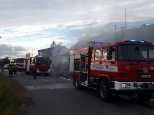 Plameny pohltily střechu domu ve Štěpánově. S požárem bojovalo devět jednotek hasičů