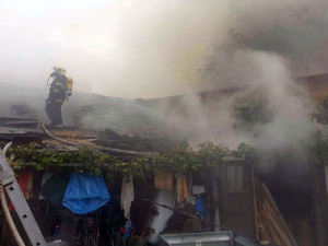 Zásah v podkroví domu komplikovalo velké množství uloženého sena a materiálu