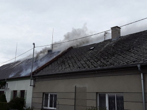 Zásah v podkroví domu komplikovalo velké množství uloženého sena a materiálu