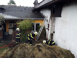 Zásah v podkroví domu komplikovalo velké množství uloženého sena a materiálu
