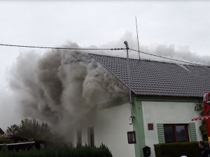 Zásah v podkroví domu komplikovalo velké množství uloženého sena a materiálu