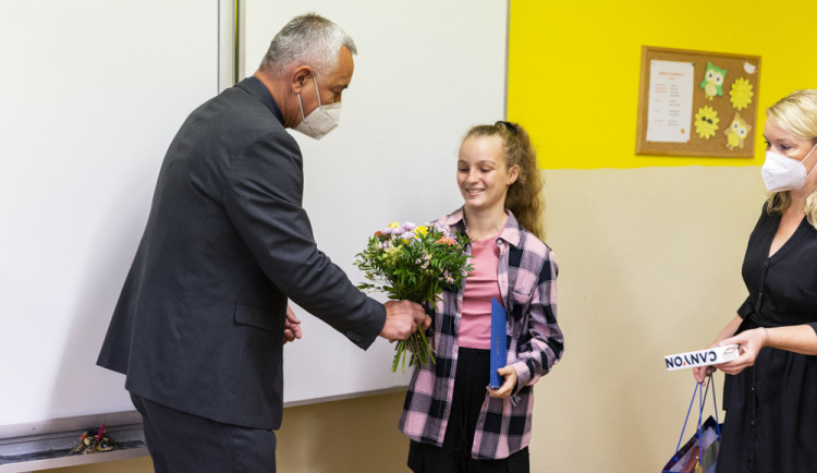 Viktorka Kudrnová z Olomouce převzala ocenění od hejtmana Olomouckého kraje Josefa Suchánka