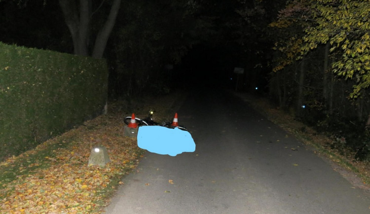 Mrtvého cyklistu, který havaroval na elektrokole, našel nad ránem svědek
