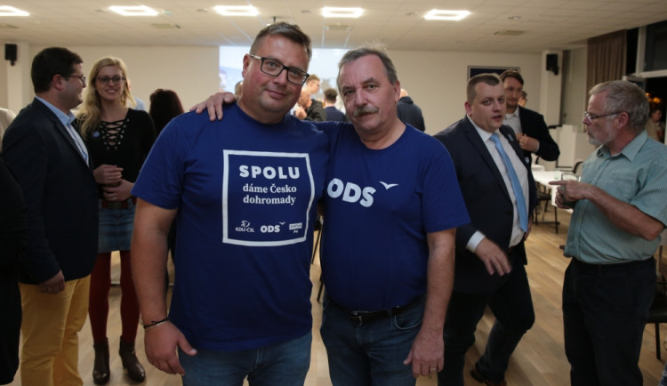 Nově zvolený poslanec a náměstek olomouckého primátora Martin Major (nalevo), vedle něj stranický kolega z ODS Dalibor Horák