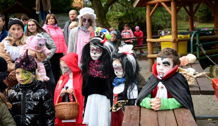 FOTOGALERIE: Večer s duchy a strašidly v olomoucké zoo přilákal tisíce zájemců