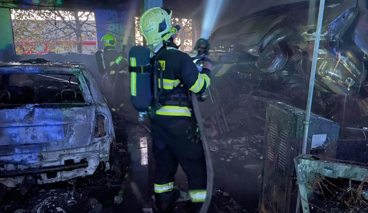 V Olomouci hořel autoservis v Holické ulici. Jeden z pracovníků má popálenou ruku