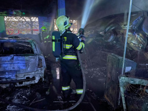 V Olomouci hořel autoservis v Holické ulici. Jeden z pracovníků má popálenou ruku