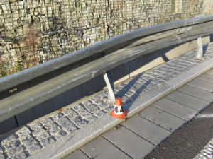 Mladík jel v serpentinách z Červenohorského sedla příliš rychle. Naboural drahé Porsche Carrera