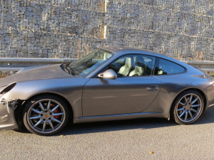 Mladík jel v serpentinách z Červenohorského sedla příliš rychle. Naboural drahé Porsche Carrera