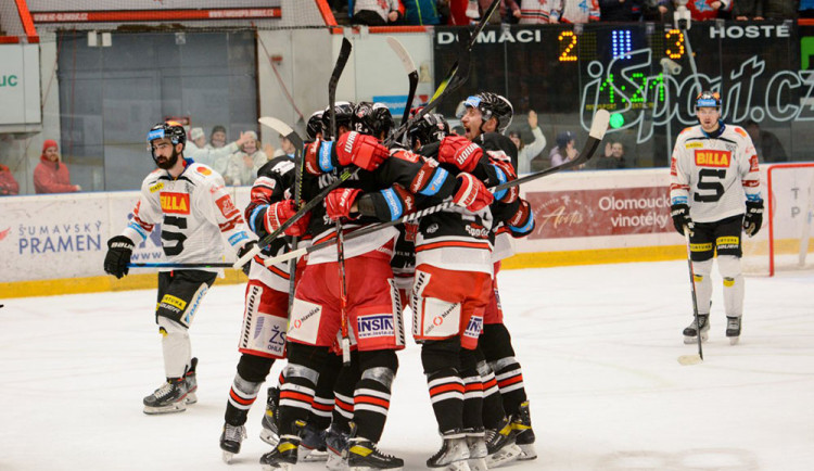 Olomoučtí hokejisté se radují z gólu v závěru zápasu proti Spartě