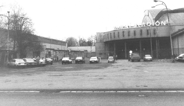 Nejdéle fungující zimní stadion slaví výročí. Budvar aréna vznikala ze zbytků synagogy