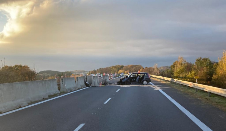 Při nehodě u Písku zemřela žena. Autem narazila do svodidel