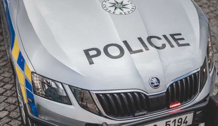 Řidič srazil seniorku a pokusil se ujet z místa nehody. Policie hledá svědky