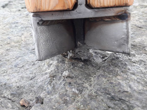 Detail na uchycení kříže na skále v Národní přírodní rezervaci