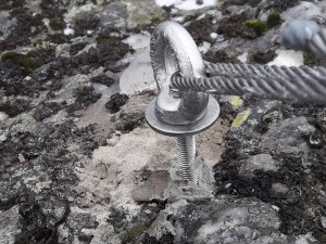 Detail na uchycení kříže na skále v Národní přírodní rezervaci