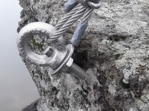 Detail na uchycení kříže na skále v Národní přírodní rezervaci