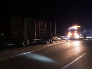 Na D35 u Dolního Újezdu do rozsypaných klád narazily dvě dodávky. Zraněn nebyl nikdo