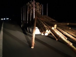 Na D35 u Dolního Újezdu do rozsypaných klád narazily dvě dodávky. Zraněn nebyl nikdo