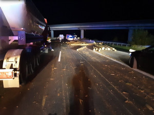 Na D35 u Dolního Újezdu do rozsypaných klád narazily dvě dodávky. Zraněn nebyl nikdo