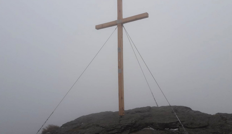 Kříž na vrcholové skále hory Vozka v Jeseníku někdo nainstaloval bez jakéhokoliv povolení
